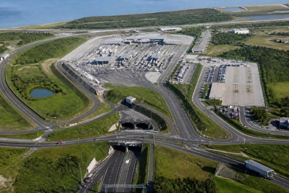 découvrez comment accéder aux terminaux du tunnel sous la manche via calais, france, avec des indications précises sur google maps pour un trajet facile et rapide.