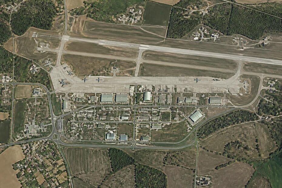 découvrez la base aérienne militaire de salon-de-provence visible sur google maps. explorez sa localisation stratégique et son environnement directement en ligne.