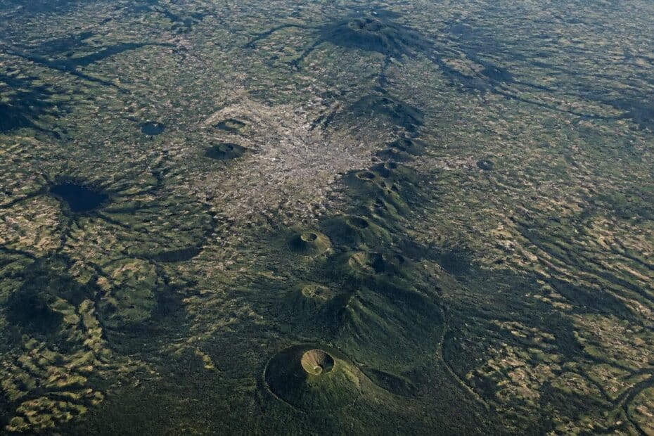 découvrez la cartographie interactive des volcans d'auvergne à clermont-ferrand grâce à google maps pour explorer ce patrimoine naturel unique.