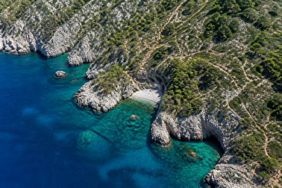 découvrez les calanques méditerranéennes autour de la ciotat grâce à google maps pour une exploration virtuelle riche en paysages côtiers et sentiers pittoresques.