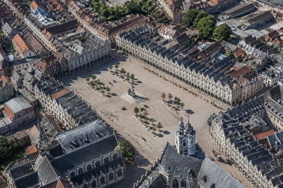 découvrez la modélisation 3d détaillée de la place des héros à arras, france, intégrée sur google maps pour une immersion virtuelle unique.