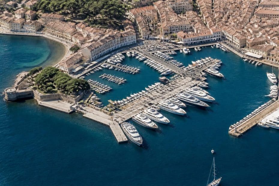 découvrez le port de plaisance de saint-tropez en temps réel grâce à google maps. observez les bateaux, l'ambiance et profitez d'une visite virtuelle unique.
