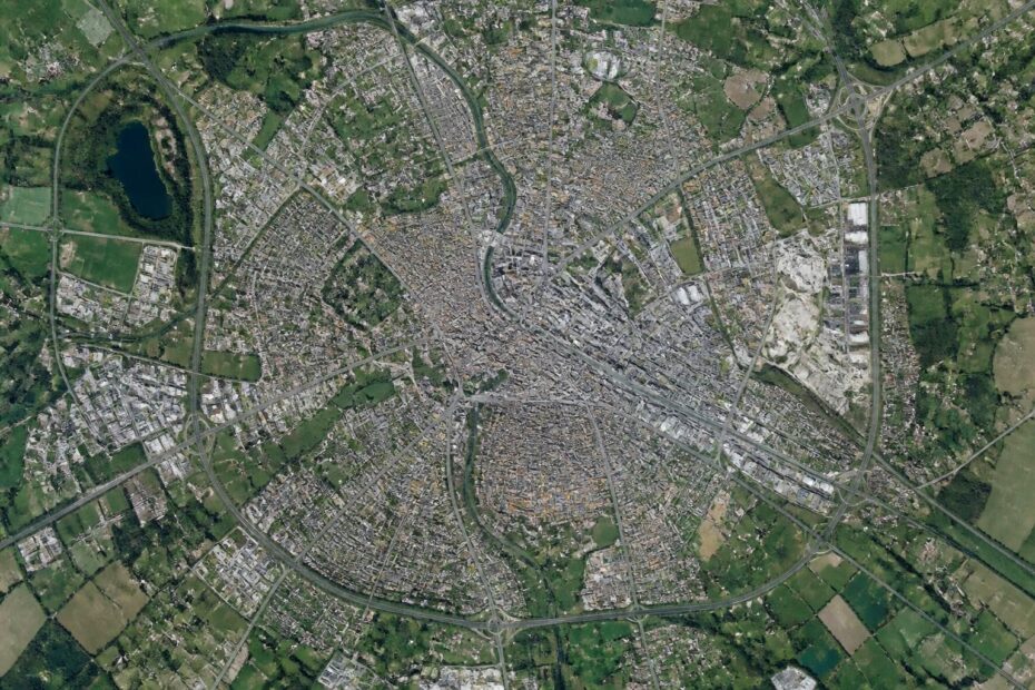 découvrez le réseau routier détaillé de la vendée, avec un focus sur la roche-sur-yon, grâce à notre carte interactive sur google maps. planifiez vos trajets facilement et explorez chaque route en toute simplicité.