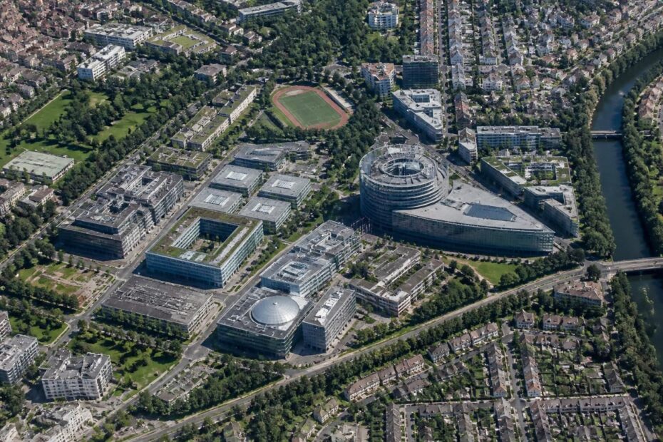 découvrez la visualisation interactive du quartier européen à strasbourg, france, sur google maps. explorez les institutions européennes et les environs en détail.