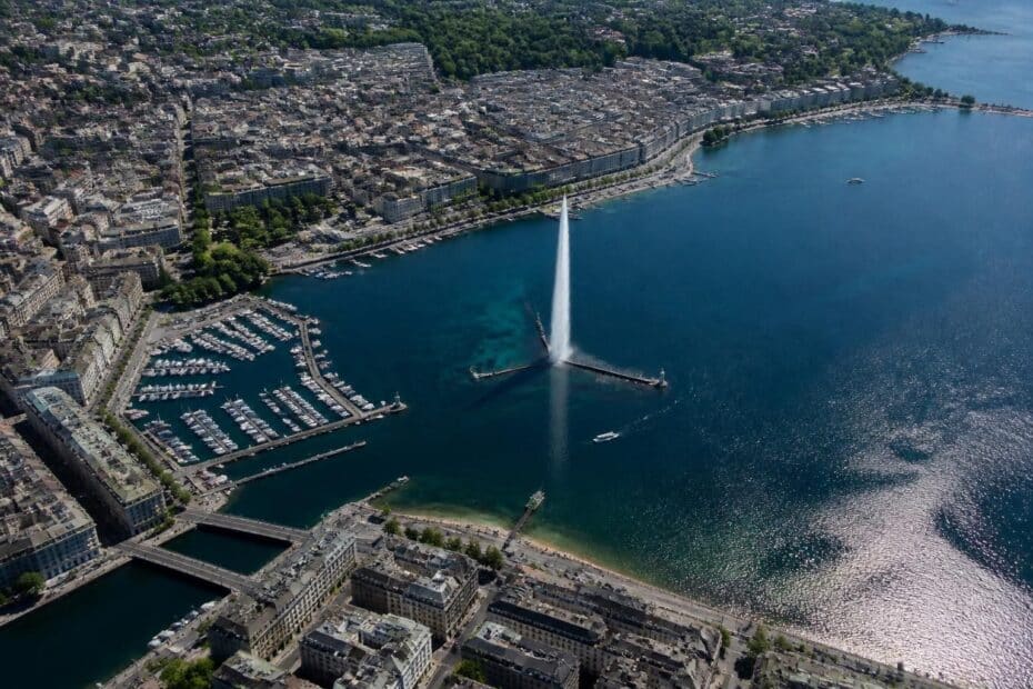 découvrez la vue satellite spectaculaire du célèbre jet d'eau sur le lac léman à genève, suisse, grâce à google maps.